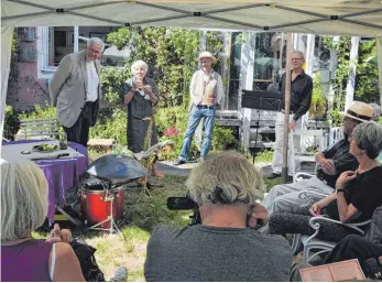  ?? FOTO: BERND GUIDO WEBER ?? Adelgund Mahler (Mitte) begrüßte im Garten des Sepp-Mahler-Hauses viele Gäste. Links von ihr ist Uwe Gorzalka vom Förderkrei­s, daneben der Musiker Andieh Merk und rechts Wolfram Frommlet.