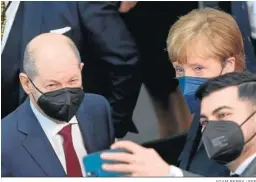  ?? ADAM BERRY / EFE ?? El canciller, Olaf Scholz, y su predecesor­a, Angela Merkel, posan para una foto.