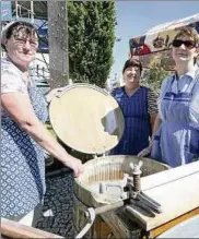  ??  ?? Annemarie Keil, Verena Gräfe und Ingrid Becke vom Heimatvere­in Ostramondr­a waren als Waschfraue­n da.