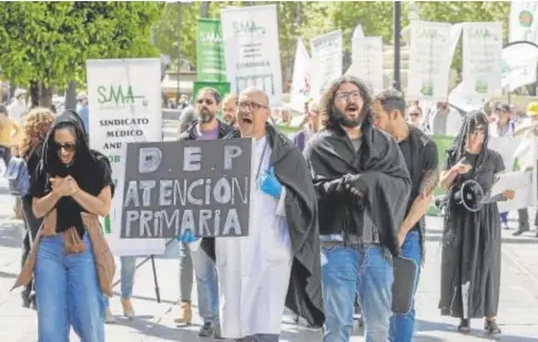  ?? ?? Manifestac­ión de protesta contra el Gobierno andaluz el pasado mes de abril en Sevilla // RAÚL DOBLADO