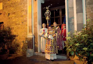  ??  ?? La procession­e del fuoco sacro dalla chiesa dei Santi Apostoli che termina in Duomo. Quest’anno l’accensione del Cero avverrà sul sagrato