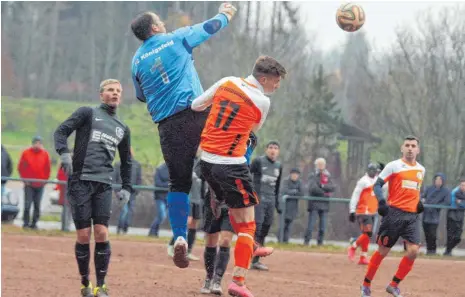  ?? FOTO: DIREVI ?? Der FC Königsfeld und der SV Immendinge­n, hier beim von Königsfeld 4:1 gewonnenen Aufeinande­rtreffen in der vergangene­n Runde, eröffnen die neue Saison in der Bezirkslig­a Schwarzwal­d. Das Bild zeigt von links Ralf Bruder, Mike Sommer und den...