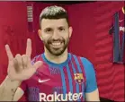  ?? FOTO: FCB ?? Agüero ya viste la nueva camiseta