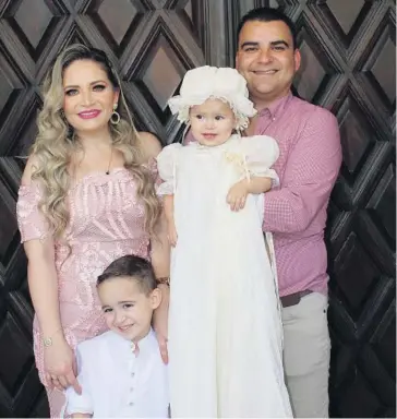  ?? CORTESÍA/DORITA LÓPEZ ?? > Lucero Selene Flores Valdez y José Reyes Guerrero Bojórquez con sus hijos.