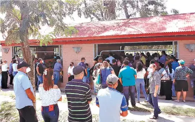  ?? FOTO: EL HERALDO ?? Familiares y amigos llegaron al cementerio Jardines de la Eternidad de San Pedro Sula y guardando las medidas de biosegurid­ad le dieron el último adiós a “Miguelito” Carrión como le decían.