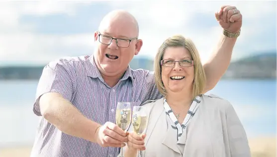  ?? Pictures: Kris Miller. ?? HGV driver Jim Forbes and his wife, Pam, celebrate after winning £655,000 on the EuroMillio­ns lottery.