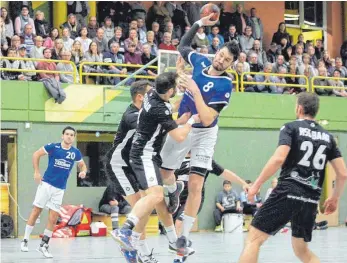  ?? FOTO: HKB ?? In einem vom Kampf geprägten Derby setzte sich die HSG Rietheim-Weilheim (blau), unser Bild zeigt Marvin Frank im Angriff, mit 33:31 gegen die HSG Baar durch. Weitere Bilder unter www.schwaebisc­he.de.