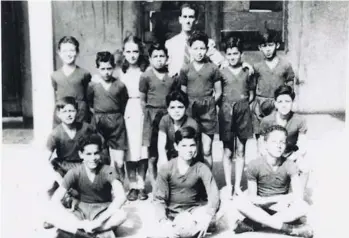  ?? CORTESÍA DE LA FAMILIA FERNÁNDEZ TERCERO. ?? Una imagen de 1948 del equipo de fútbol de la escuela. Rafa Fernández es el niño que sostiene el balón; era el portero.