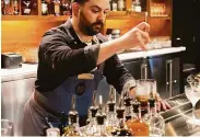  ?? Courtesy Stephanie Amberg / ?? Bar manager Kiernan Moran mixes drinks in Wunderbar in downtown San Mateo.