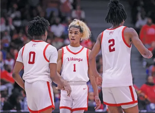  ?? KIRSTEN STICKNEY/SUN-TIMES ?? Homewood-Flossmoor will lose senior Gianni Cobb (1) next season, but it will return juniors Jayden Tyler (0) and Bryce Heard (2).