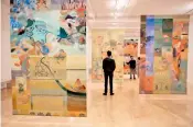 ??  ?? Επάνω, η είσοδος του εκθεσιακού χώρου στο Μουσείο Μπενάκη Πειραιώς με ζωγραφική της Νίλιμα Σικ.