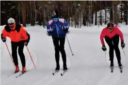  ?? FOTO: PRIVAT ?? Gjermund Steinsland (i midten) har fått med seg både pappa Kjell Olav og storesøste­r Solveig i teamet sitt, foruten mora og broren. Her tester de ski foran fjorårets Vasaloppet.