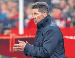  ??  ?? CASTIGO. Simeone aplaudió al árbitro tras expulsarle en el Pizjuán.