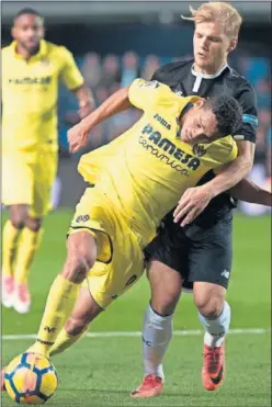  ??  ?? ENFRENTAMI­ENTO. Bacca y Kjaer, durante el Villarreal-Sevilla.