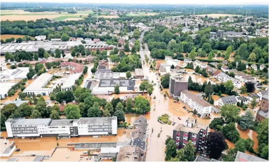  ??  ?? Opladen ist besonders von der
Flut betroffen. Unser Foto zeigt
den Blick von oben zum Höhepunkt der Flutwelle, die viele Straßen und auch den Berliner Platz überschwem­mte.