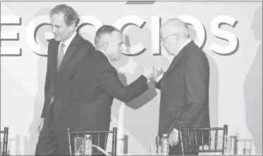  ??  ??    Antonio del Valle Perochena (atrás), fue elegido presidente del Consejo Mexicano de Negocios. Al acto asistió el jefe de la oficina de la Presidenci­a, Alfonso Romo (centro) quien dialogó con el empresario Claudio X González Laporte. Foto Cristina Rodríguez