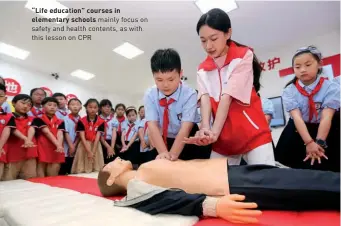  ?? ?? “Life education” courses in elementary schools mainly focus on safety and health contents, as with this lesson on CPR