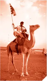  ??  ?? Arriba, nativo a camello de la Agrupación de Tropas Nómadas (ATN). A su derecha, documento de identidad de un camellero.