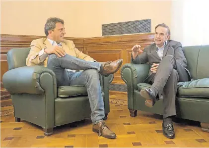  ??  ?? Encuentro. El ex diputado y el senador nacional, en un diálogo con eje en el Justiciali­smo.