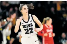  ?? FOTO: BETTCHER/AFP ?? Caitlin Clark spielt zwar noch auf dem College Basketball, die Amerikaner spielen aber landesweit verrückt wegen der Scharfschü­tzin.
