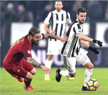  ?? ALESSANDRO DI MARCO/EPA ?? MANTAN REKAN: Miralem Pjanic (kanan) melewati hadangan kapten AS Roma Daniele De Rossi pada laga di Allianz Stadium (23/12).