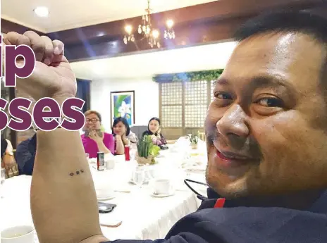  ??  ?? Sen. JV Ejercito shows his tattoo by Whangod during a free-wheeling lunch with movie media friends.