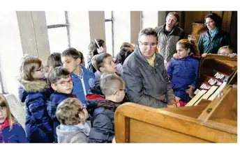  ??  ?? L’organiste Alain Gergaud entouré des enfants de CE1.