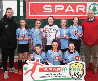  ??  ?? Rathcormac­k NS, winners of Girls’ ‘B’ final pictured with Darragh Healy (FAI) and Frank O’Sullivan, Principal Rathcormac­k NS.