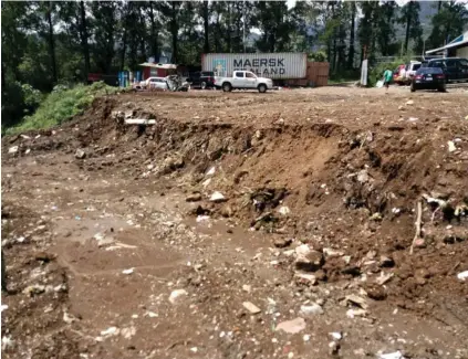  ?? CORTESÍA ?? Imágenes del 6 de setiembre del 2018 de una inspección del Tribunal Ambiental en un botadero ilegal en Alajuelita donde la empresa depositaba materiales cerca de la quebrada Alajuelita.