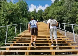  ?? FOTO: WALTER LÜTTGE ?? Att löpa eller gå upp för trappor är ett utmärkt sätt att träna sin kondition
■ och även sina ben.