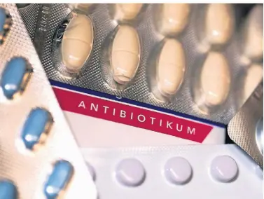  ?? FOTO: MONIKA SKOLIMOWSK­A/DPA ?? Bei Krankheite­n, die durch Bakterien verursacht werden, verschreib­t der Arzt häufig Antibiotik­a. Die müssen streng nach Verordnung eingenomme­n werden.