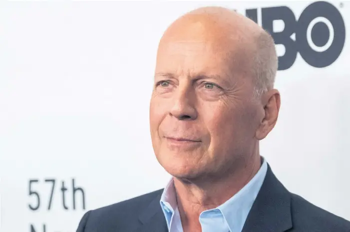  ?? BILD: CHARLES SYKES ?? I slutet av mars 2022 blev det känt att skådespela­ren Bruce Willis avslutar sin karriär efter att ha drabbats av afasi. Det är ett tillstånd som ger problem med språket, såväl tal som att läsa och skriva.