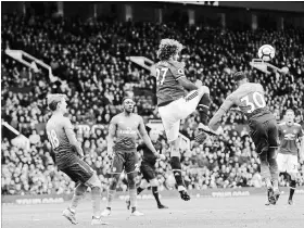  ?? RUI VIEIRA
THE ASSOCIATED PRESS ?? Manchester United’s Marouane Fellaini, centre, scores his side’s second goal during an English Premier League soccer match against Arsenal at the Old Trafford Stadium in Manchester, England, on Sunday.
Man United won, 2-1.