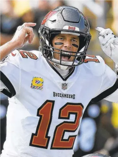  ?? AP ?? Tom Brady yells out signals, then yells out in frustratio­n as Steelers pull upset Sunday.