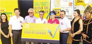  ??  ?? SHAIRAN (lima dari kiri) melancarka­n Shell FuelSave Diesel Euro 5 di Stesen Shell Golden Hill Enterprise, Kota Kinabalu.