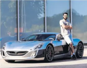  ??  ?? PRVI PRODUKCIJS­KI MODEL Mate Rimac sa svojim nemjerljiv­o dorađenijm električni­m automobilo­m u odnosu na prototip