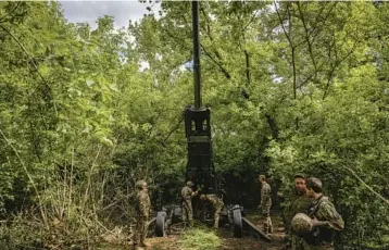  ?? IVOR PRICKETT/THE NEW YORK TIMES 2022 ?? Ukrainian soldiers last spring in the Donetsk region set up an M777 howitzer supplied by the U.S., which has taken the lead in bolstering Ukraine despite the war’s more immediate threat to European nations.