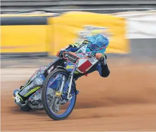  ??  ?? Nico desliza su moto en una de las curvas del circuito de Lonigo (Italia). A pleno derrape,