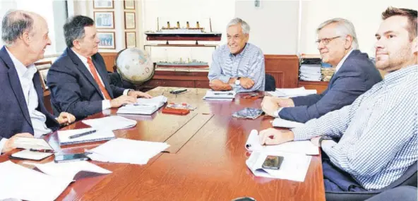  ??  ?? ► Sebastián Piñera se reunió ayer con el futuro canciller Roberto Ampuero y quien será su subsecreta­rio Alfonso Silva.