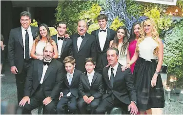  ?? // ABC ?? Carlos Slim en el centro junto a sus tres hijos Carlos, Marco Antonio y Patrick. Sus tres hijas Johanna, Vanessa y Soumaya y algunos de sus yernos y dos de sus 23 nietos .