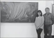  ??  ?? Margarita Chacón y Carlos Ocaña Saad con uno de los cuadros