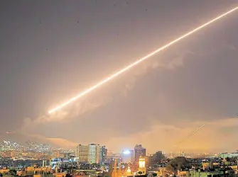  ?? AP ?? Ataque. Un misil estadounid­ense sobre Damasco, el pasado viernes a la noche.