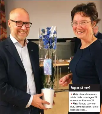  ?? FOTO: STELLA PAPAPANAGI­OTOU ?? BLOMMA. En grönblå blomma överlämnad­es till moderaten Markus Birgander av Sus Andersson (MP).
