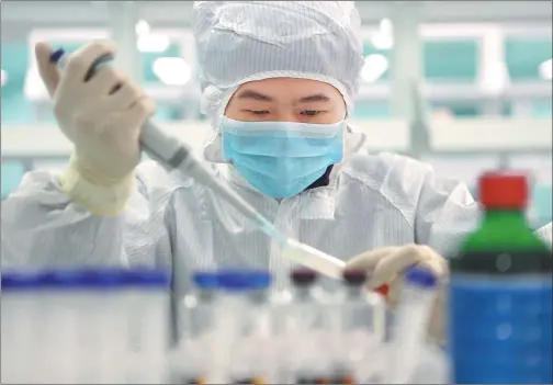  ?? PHOTOS PROVIDED TO CHINA DAILY ?? A technician performs an experiment at a biomedicin­e company in Zhangjiang.