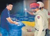  ?? BHARAT BHUSHAN/HT ?? ■
A police team during a raid at the tubewell storehouse in Ghanaur sub-division of Patiala district.