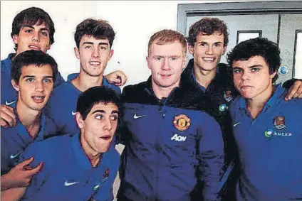  ?? F: INSTAGRAM ?? Capilla, Bautista, Odriozola, Merquelanz, Guridi y Sangalli posan junto al mítico jugador del Manchester United Paul Scholes en 2013
