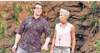  ?? FOTO: RTL/MENNE ?? Das Moderatore­nduo Sonja Zietlow und Daniel Hartwich ist ein eingespiel­tes Team. Einige Felsen im Dschungel bestehen aus Fiberglas, in denen Kameras versteckt sind.