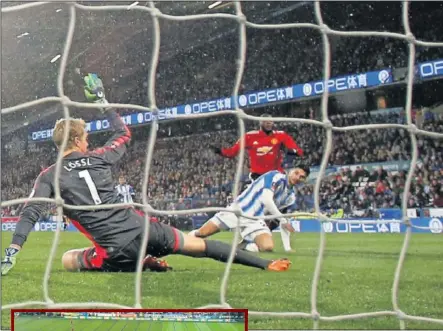  ??  ?? DOBLETE. Lukaku marca uno de sus dos goles en el partido de ayer.