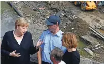  ?? Foto Christof Stache/Reuters ?? Kanclerka Angela Merkel je v nedeljo obiskala mestece Schuld, eno najbolj prizadetih v naravni katastrofi, ter vsem prizadetim krajem obljubila hitro finančno pomoč.
