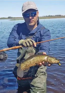  ??  ?? Con poppers, el fly cast también es efectivo en estas aguas cristalina­s. Y el bait con ranas antienganc­hes es letal.